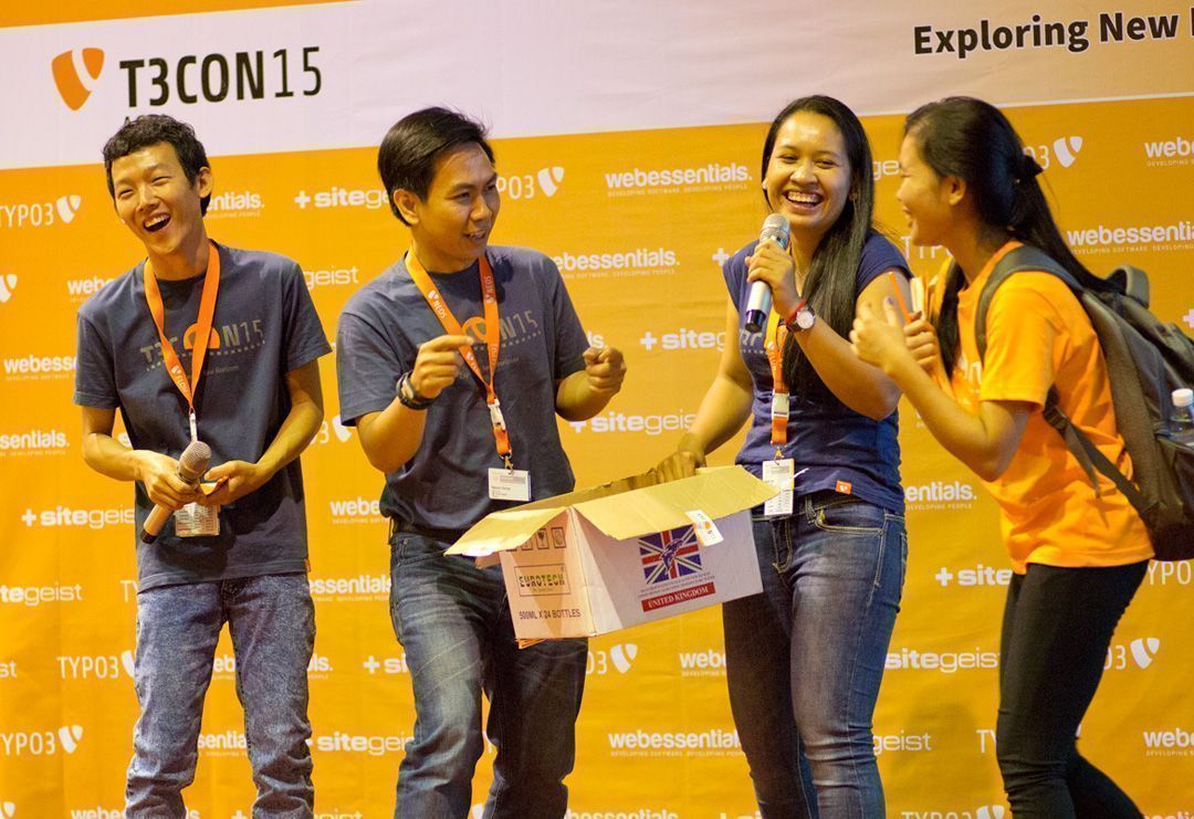 Hosts and participants having fun during the lucky draw at the T3CON15 Asia Student Day.